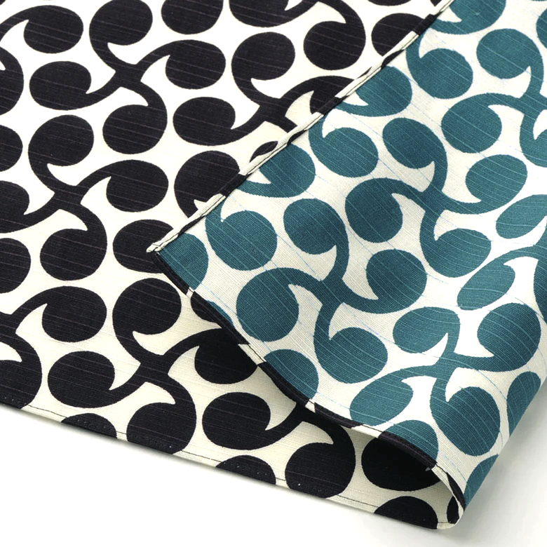 Vendbart japansk Furoshiki rebklæde fra Isa Monyo-serien med New Sprout-design.