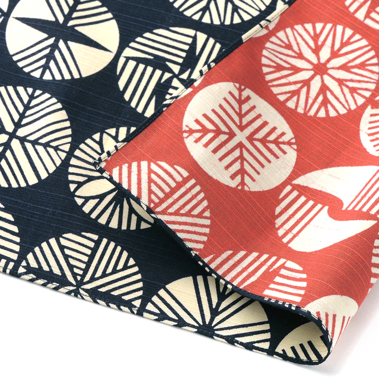 Vendbart japansk Furoshiki rebklæde fra Isa Monyo-serien med Pine-design.